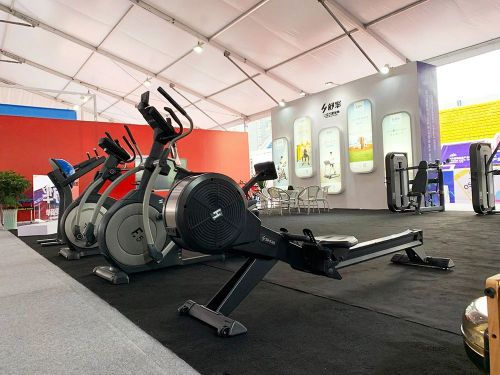 舒華智能健身設備與體育防護用品驚艷中西部博覽會，引領行業新趨勢